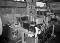 841108 Afbeelding van de meetapparatuur in het electrische treinstel nr. 757 (mat. 1954, plan G) tijdens proefnemingen ...